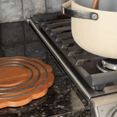 Magnetiskt Grytunderlägg i Trä med Silikonkant – Värmetåligt & Halkfritt Underlägg för Kök och Servering