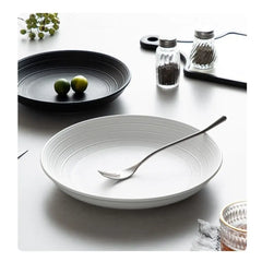 Djup keramik tallrik 25 cm – Spiralstruktur – Mattvit eller mattsvart – Mikrovågsugnssäker – Enkel modern stil