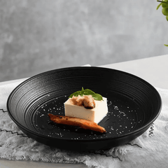 Djup keramik tallrik 25 cm – Spiralstruktur – Mattvit eller mattsvart – Mikrovågsugnssäker – Enkel modern stil