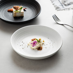 Djup keramik tallrik 25 cm – Spiralstruktur – Mattvit eller mattsvart – Mikrovågsugnssäker – Enkel modern stil