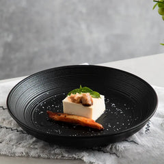 Djup keramik tallrik 25 cm – Spiralstruktur – Mattvit eller mattsvart – Mikrovågsugnssäker – Enkel modern stil