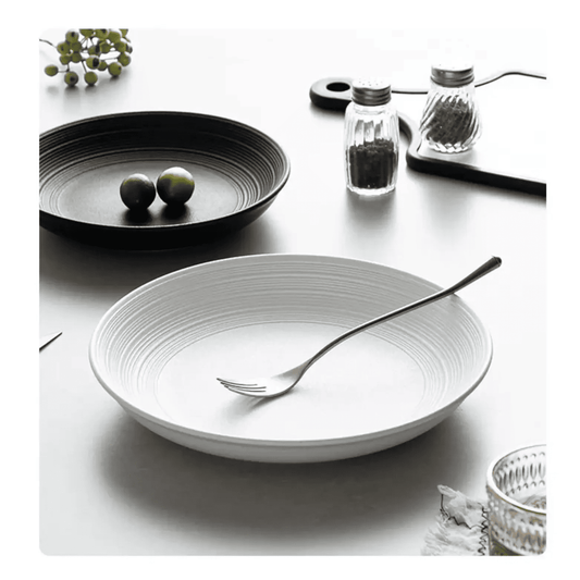 Djup keramik tallrik 25 cm – Spiralstruktur – Mattvit eller mattsvart – Mikrovågsugnssäker – Enkel modern stil