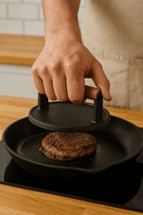 Gjutjärns Köttpress med Trähandtag – Robust Grillverktyg i Klassisk Design