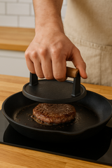 Gjutjärns Köttpress med Trähandtag – Robust Grillverktyg i Klassisk Design