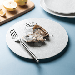 Lucerne Sophie – Handgjord flat tallrik i miljövänlig keramik – 25/28/32 cm – Vit spräcklig design