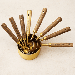 Måttsatser i Guldpläterad & Trä – 8-delars Premium Måttkoppar & Mätskedar för Bakning & Matlagning