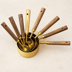 Måttsatser i Guldpläterad & Trä – 8-delars Premium Måttkoppar & Mätskedar för Bakning & Matlagning