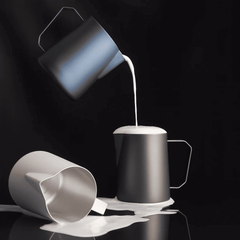 Mjölkkanna 450 ml i Rostfritt Stål – Nordisk Stil Mjölkskumningskanna för Espresso, Latte & Cappuccino