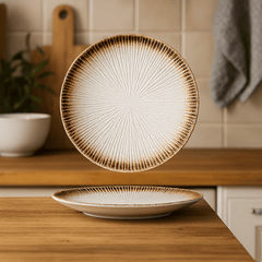 Randig porslin tallrik – 25 cm – Rund form – Färgad glasyr – Elegant dukning och servering