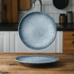 Randig porslin tallrik – 25 cm – Rund form – Färgad glasyr – Elegant dukning och servering