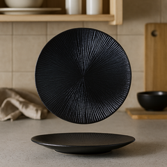 Randig porslin tallrik – 25 cm – Rund form – Färgad glasyr – Elegant dukning och servering