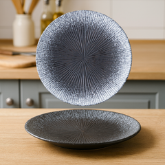 Randig porslin tallrik – 25 cm – Rund form – Färgad glasyr – Elegant dukning och servering