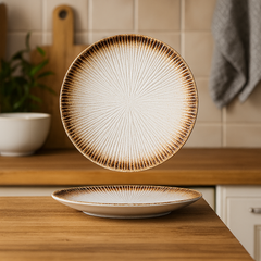 Randig porslin tallrik – 25 cm – Rund form – Färgad glasyr – Elegant dukning och servering