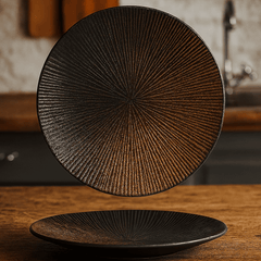 Randig porslin tallrik – 25 cm – Rund form – Färgad glasyr – Elegant dukning och servering