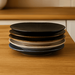 Randig porslin tallrik – 25 cm – Rund form – Färgad glasyr – Elegant dukning och servering