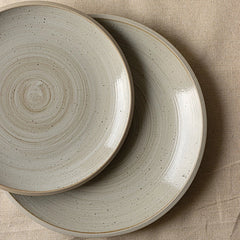 Rund porslin tallrik 23–26,5 cm – Slät yta – Gängad eller ringformad – Vit design – Tål diskmaskin