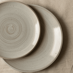 Rund porslin tallrik 23–26,5 cm – Slät yta – Gängad eller ringformad – Vit design – Tål diskmaskin