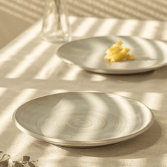 Rund porslin tallrik 23–26,5 cm – Slät yta – Gängad eller ringformad – Vit design – Tål diskmaskin