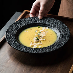 Sopptallrik i keramik 23 cm – Stråhatt & stenmönster – Frostad svart eller ljusvit – Underlagsglasyr – Tål diskmaskin