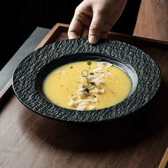 Sopptallrik i keramik 23 cm – Stråhatt & stenmönster – Frostad svart eller ljusvit – Underlagsglasyr – Tål diskmaskin