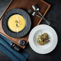 Sopptallrik i keramik 23 cm – Stråhatt & stenmönster – Frostad svart eller ljusvit – Underlagsglasyr – Tål diskmaskin