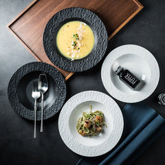 Sopptallrik i keramik 23 cm – Stråhatt & stenmönster – Frostad svart eller ljusvit – Underlagsglasyr – Tål diskmaskin