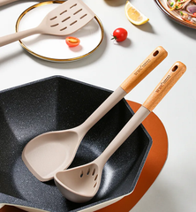 Silikon Kökredskapset med Trähandtag – 7 Delar med Värmetåliga Redskap & Ställ