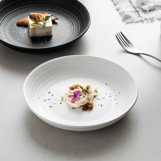 Djup keramik tallrik 25 cm – Spiralstruktur – Mattvit eller mattsvart – Mikrovågsugnssäker – Enkel modern stil
