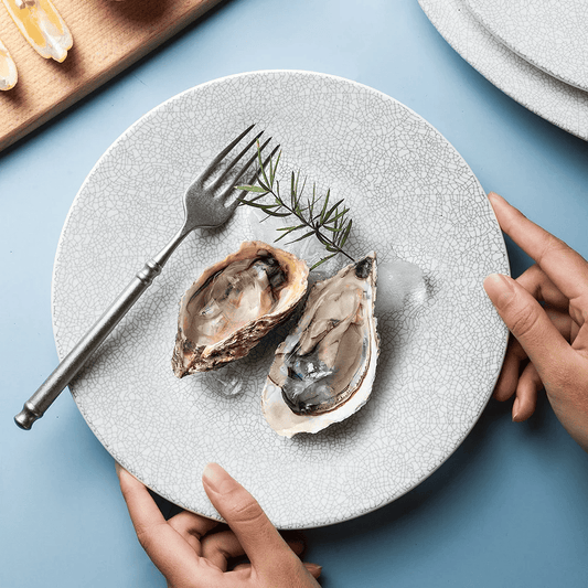 Lucerne Sophie – Handgjord flat tallrik i miljövänlig keramik – 25/28/32 cm – Vit spräcklig design