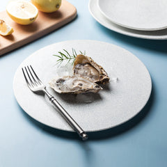 Lucerne Sophie – Handgjord flat tallrik i miljövänlig keramik – 25/28/32 cm – Vit spräcklig design