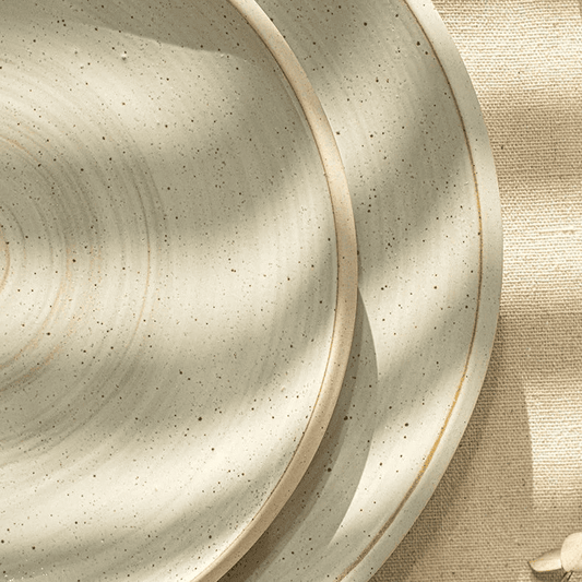 Rund porslin tallrik 23–26,5 cm – Slät yta – Gängad eller ringformad – Vit design – Tål diskmaskin