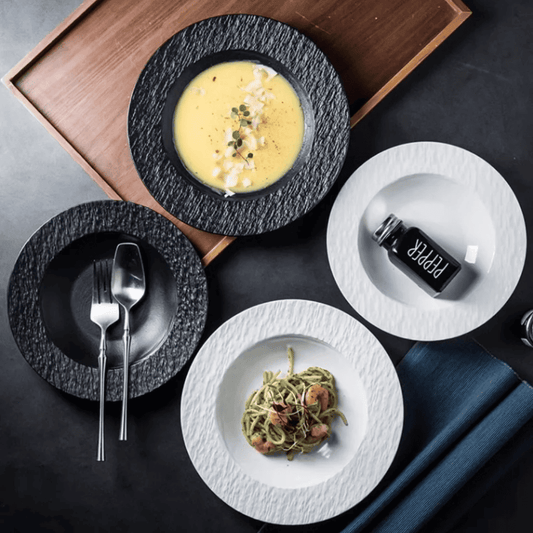 Sopptallrik i keramik 23 cm – Stråhatt & stenmönster – Frostad svart eller ljusvit – Underlagsglasyr – Tål diskmaskin